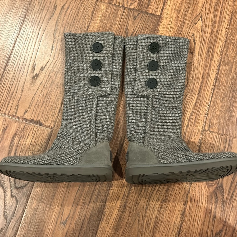 Ugg boot grey knitted.  Size 8